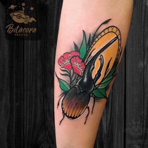 Tatuaje escarabajo rinoceronte 