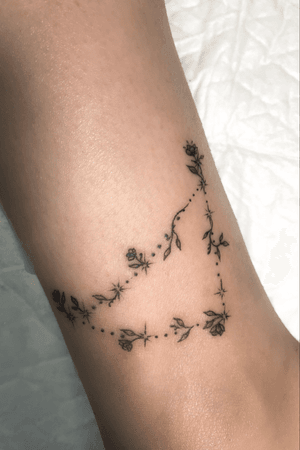 #minitattoo #ankle #ankletattoo #constellation #flowers 