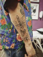 Adaga do nosso amigo @dncavalcante_! 🔪🌷🌹🌿 Faça já seu orçamento! (62) 9 9326.8279 #tattoo #ink #blackwork #tattoolife #Tatuadouro #love #inkedgirls #Tatouage #igtattoo #fineline #draw #tattooing #tattoo2me #tattooart #instatattoo #tatuajes #blackink #floral #neotraditional #neotradeu #neotraditionaltattoo #lineworktattoo #linework #adagatattoo #floraltattoo #flowerstattoo #RoseTattoo