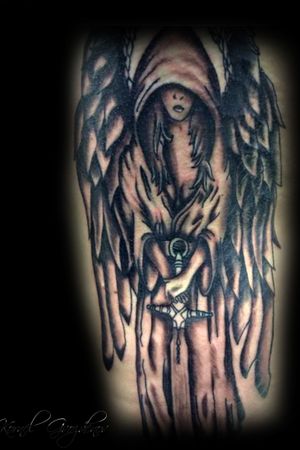 Done in 2016, part 2/2.. #angel #sword #shadeing #blackwork #blacktattoo #finishtattoo #tattoo #design #done #finish #linetattoo #tattooart #tattoolifestyle #tattoolife #tattoodesign #tattoo #ink #art #tattooartist #inked #tattooflash #tattooideas #artwork #artist #follow