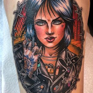 Tatuaje de Guen Douglas #GuenDouglas #tattooedladytattoos #tattooedlady #tattooedgirl #tattoos #pinups #lady #ladyhead #ladyportrait #babe punk #color #neotraditional