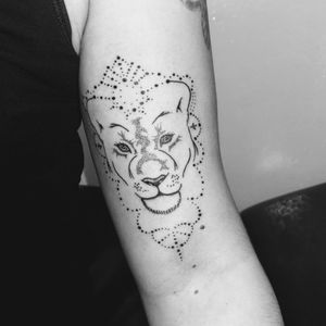 #lion #dots #dotwork #dotworktattoos #linework #Black #upperarm #upperarmtattoo #tattoooftheday #tattoo #female #femaletattoo #femalelion 