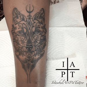 One of those custom tattoos I designed in Mauritius. Finished this piece in 1.5 hrs.. #wolf #wolftattoo #mauritius #forearmtattoo linework #dotwork #blackink #girlswithtattoos