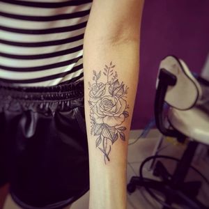 Flores da nossa amiga Brenda! 😍✍️🦋Faça já seu orçamento! (62) 9 9326.8279#tattoo #ink #blackwork #tattoolife #Tatuadouro #love #inkedgirls #Tatouage #eletricink #igtattoo #fineline #draw #tattooing #tattoo2me #tattooart #instatattoo #tatuajes #blackink #floral #neotraditional #neotradeu #neotraditionaltattoo  #tracofinotattoo #tatuagemfeminina #tatuagemdelicada #Goiania  #flowerstattoo  #womantattoo #fineline#Goiania #RoseTattoo 
