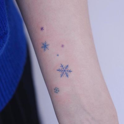 Tattoo by Saegeem #Saegeem #ChristmasTattoos #Christmastattoo #christmas #xmas #holiday #winter #minimal #small #snowflake #snow