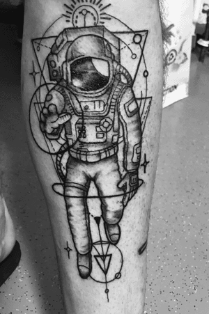 Interstellar man. Done by TattooVerse in Ramstein, Germany. #space #spaceman #legtattoo #astronaut 