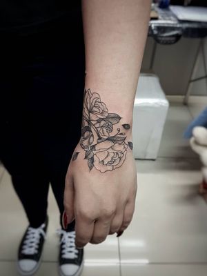 Flores feitas sob medida pra nossa amiga Isadora! 😍✍️🌹🌷🌺 Faça já seu orçamento! (62) 9 9326.8279 #tattoo #ink #blackwork #tattoolife #Tatuadouro #love #inkedgirls #Tatouage #igtattoo #fineline #draw #tattooing #tattoo2me #tattooart #instatattoo #tatuajes #blackink #floral #neotraditional #neotradeu #neotraditionaltattoo #flowerstattoo #floral #tatuagemfeminina #tracofinotattoo #tatuagemdelicada #tattoo2me #tatuagem