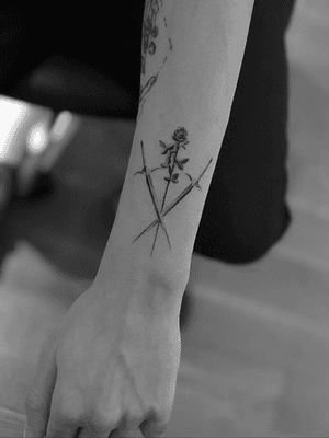 #black #blackandgrey #tattooart #ink #art #sword #rose #Tattoodo 