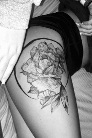 This tattoo is just basically three huge flowers and the circle is a little janky but it was just a sketch so we’re all good:) (this was done in sharpie). I’d really appreciate it if you asked for premission before using the sketch if you plan on it. I sketch anything, I charge a fee of 20-50 depending on what it entails.  #blackAndWhite 