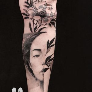 Tattoo by La Malafede #LaMalafede #splitfacetattoos #portrait #surreal #strange #face #blackandgrey #realistic #illustrative #flowers #floral