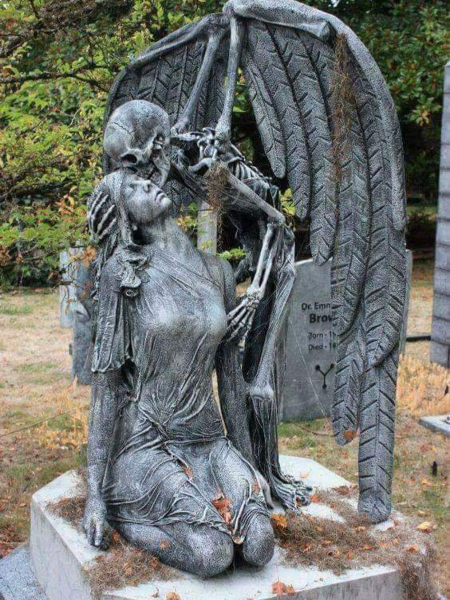 поцелуй смерти скульптура в барселоне