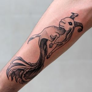 Tatuagem black work realizada no braço apenas com agulhas RL