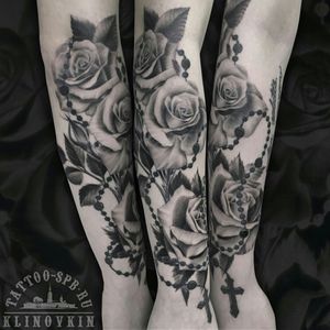 Roses#tattoo #tattooartist #blackandgreytattoo #realistictattoo #tattoo #tatts #tattooed #tattooartists #tattooink #tattooing #tattooart #tattoos #tattoolife #tattooartist #tattoostudio #realistictattoo #tattoocollective #tattoospb #ink #inked #inklife  #spb #blackandgrey 