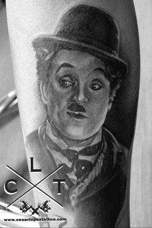 Black and gray tattoo. Charles Chaplin tattoo. Portrait tattoo. Realistic tattoo. Tatuaje negro/gris. Tatuaje Charles Chaplin. Tatuaje retrato. Tatuaje realista. Tattoo by @cesarlopeztattoo