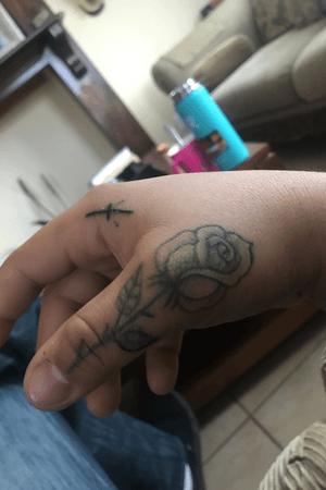 Rose finger tatt