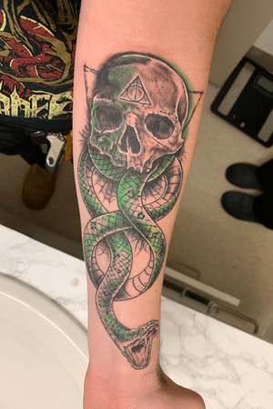 Dark mark done by Derek Blake @dirtywhiteboy on IG #harrypotter #harrypottertattoo #darkmark #deathlyhallows #slytherin #deatheater #snake #skull #color #green 