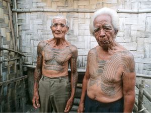Kalinga warriors Lakay Maymayao Sagangab and war leader Jaime Alos of Dananao village. PHILIPPINES. Photo: © Lars Krutak 2008 #LarsKrutak #tattoohistory #tattooculture #tattooanthropologist