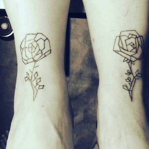 #lineRosen #lines #minimal #rosen #black #blackgrey #frau #inkgirl #inked #tattooedwoman #tattooedgirl #tattooed #tattoist #inkgirl #follow #followforfollow #blackgrey#artist #schwarz#zuppa #germantattooers#solingen #fuss 