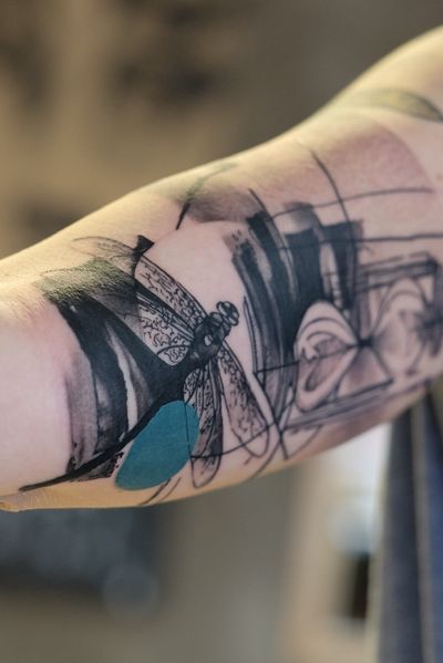#dragonfly #hourglass _____ „die Leichtigkeit des Seins.“ _____ #abstracttattoo #freemind #expression #abseitstattoo #europe #germany #bodyart #custom #ink #artsy #tattoos #artwork #tattoodesign with #love for #art #tbt #tattrx #mondaymotivation #tattoodo #inkedmag