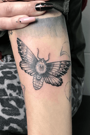 Por fin!!! Gran trabajo de mi amigo y compañero .. @llostlletres #🖤 .... @khaleesitattooart 💉🖤#tattooforinstagram #polilla #polillatattoo #tattoo #tattoostyle #moth #mothtattoo #mothink #tattooworkers #tattoowork #tatuadorasconflow #🤘🏼