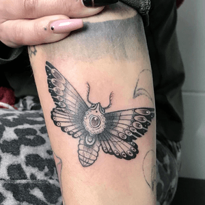 Por fin!!! Gran trabajo de mi amigo y compañero .. @llostlletres #🖤 .... @khaleesitattooart 💉🖤#tattooforinstagram #polilla #polillatattoo #tattoo #tattoostyle #moth #mothtattoo #mothink #tattooworkers #tattoowork #tatuadorasconflow #🤘🏼
