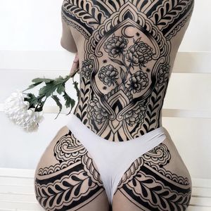 Tattoo collab by Nos Tattoos and Helen Hitori #NosTattoos #HelenHitori #toptattoosof2018 #toptattoos #2018 #bestof2018 #blackwork #ornamental #pattern #flower #floral #moon #stars #bodysuit