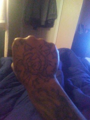 Rose tattoo sorounded with stars needs coloring