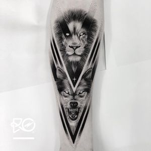 Tattoo by Robert Pavez #RobertPavez #toptattoosof2018 #toptattoos #2018 #bestof2018 #animal #geometric #lion #wolf #dotwork #lingwork #illustrative #blackwork #nature