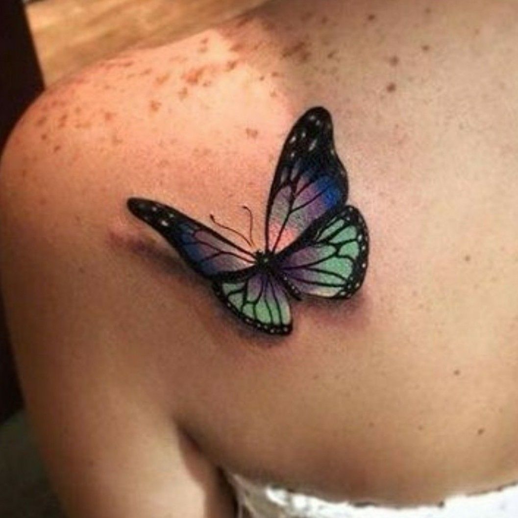 татуировка бабочки на спине девушки
