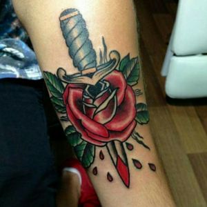 #traditionaltattoos #traditionaltattoo #rosetattoo #daggertattoo #tattooartist #tattooart #Tattoodo #flowerattoo 