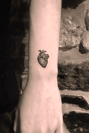 #tattoos #dovenadam #dovenadamart #tattoo #minimalist #smallheart #heart #blackandgrey 