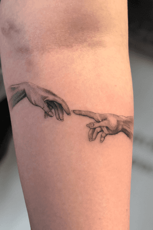 Single needle mini woman hands.. #Michelangelo #creationofadam #hands #singleneedle #blackandgrey #bng #fineline #singleneedle #minimalist #mini 