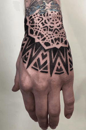 Super fun geometric hand tattoo. #blackwork #mandala #geometric #black #handtattoo #london #dotworklondon