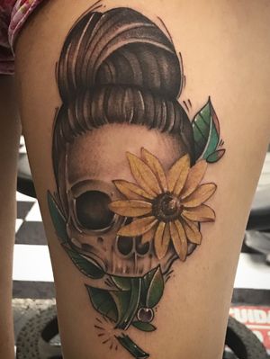 Tatuaje hecho por Humberto #CraneoTattoo #SkullGirlTattoo #SkullFlower #skulls💀 #SkullTattoo #CraneoConFlores #Tattoodo #Skull #skullwoman #SkullWomanTattoo #Craneo #SunFlowerTattoo #Sunflower #Girasol #girasoles🌻 #girasoltattoo #HayMomentosQueDuranParaSiempre #LongHair #TatuajesyPerforaciones #LaClínica