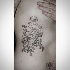 Side tattoo#flowers #flowertattoo #flowers #rosetattoo #rose #rosestattoo 