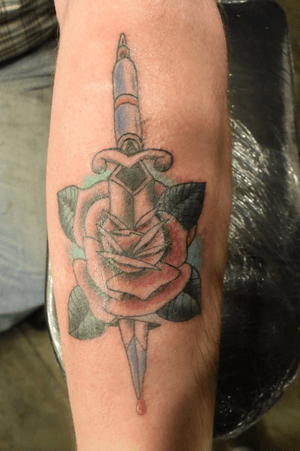 Nice traditional dagger and rose I got to do on a new customer, his father had one similar, this was a tribute to him. #tattoo #tattooartist #ink #inked #forearmtattoo #houstontattooartist #conroetattooartist #houston #conroe #ericsquires #ericsquirestattoos #traditional #traditionaltattoo #colortattoo 