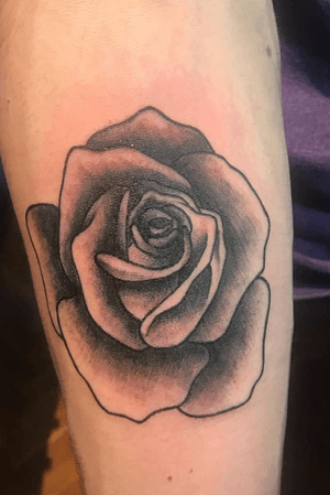 This is my first tattoo. Rose makes sense to me because it is my favorite flower. Also the rose has thorns when you catch it will for the thorns, it will hurt you... So beautiful a flower is as painful as love... #rose #rosetattoo #tattoo