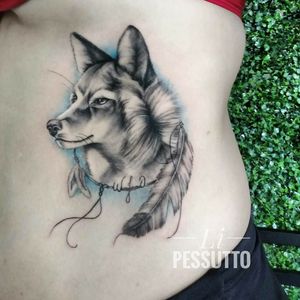 Coiote tattoo exclusiva! @li.pessutto_tattoo #wolf #wolftattoo #blackandgrey #realistictattoo #realistic #lobo #lobotattoo #coiote #pena 
