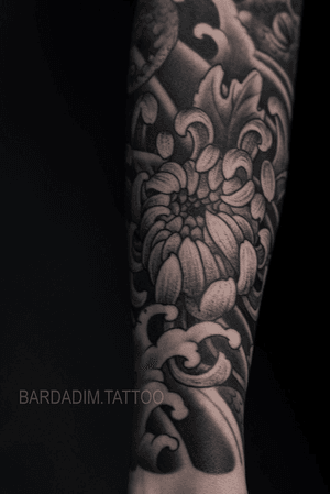 Chrysanthemum tattoo. #japanesetattoo #japanese #blackandgrey #irezumi #chrysanthemum #traditional #traditionaltattoo #flower #fullsleeve 