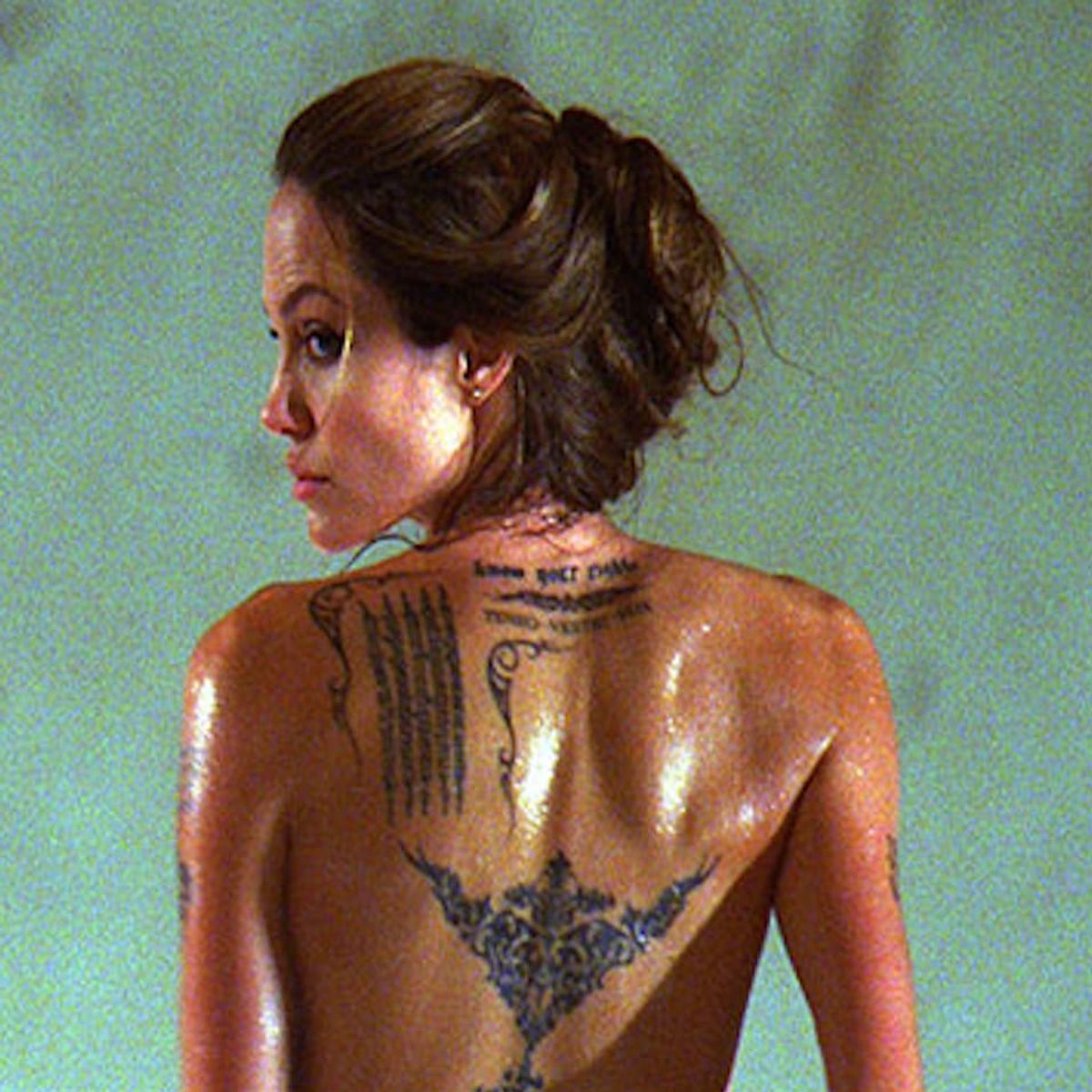 что означают татуировки на теле девушки