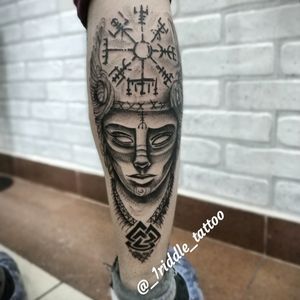 TattooBlack and greyVipsheiding