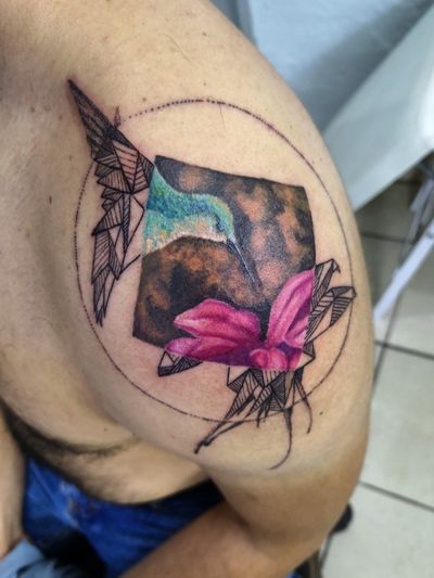 Diseño del cliente . . . . #redzombietattoos #inkforthelivingdead #colortattoo #colorink #eternalink #color #armtattoo #arm #tattoo #tatuajes #tattoolife #tattoolover #tattoostudio #ink #inked #hummingbird #hummingbirdtattoo #bird #birds #flores #flower #flowertattoo #shouldertattoo #colibri #colibritattoo 