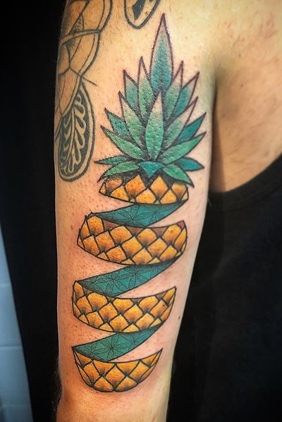 Pineapple split Stay sharp • • • • • #traditionaltattoos #tradtattoo #traditionaltattoo #boldwillhold #traditionalart #brightandbold #whipshaded #queenofhearts #tattoo #tattoos #sandiegotattooartist #sandiego #california #thorns #thorntattoo #elbowtattoo #northpark #hillcrest #cityheights #pineapple #geometric #sacredgeometry 