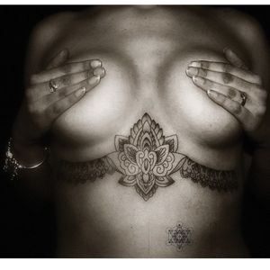 Underboob tattoo (style mendhi)#mendhitattoo #ornementaltattoo #ornemental #blackwork #blacktattoo #tattoosubmission #blackworksubmission #lotustattoo #lotus 