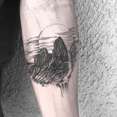 Tattoo by Marlon M Toney #MarlonMToney #moontattoos #moon #nature #illustrative #fineline