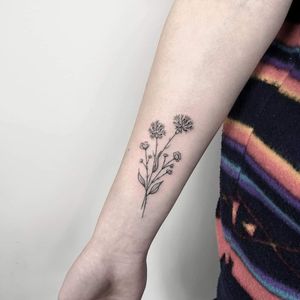 Minimalistic flowers 🌿✨More works on my instagram : @nikita.tattoo#tattooartist #tattooart #linework #lineworker #lineworktattoo #thinlinetattoo #fineline #dotwork #flowertattoo #minimalistictattoo #tattooideas #minimalism #minimalistic #floraltattoo #cornflower #cornflowertattoo 
