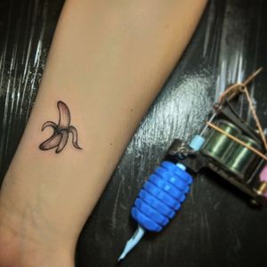 Minimalismo? Delicadismo? Não sei, gente, olha essa banananinha 😍🤣😍🤣 . . 📱Orçamentos e Agendamentos por Whatsapp 51995005305📱 . . 💈Los Comparsas BarberShop💈 🌍Rua Albion 350, Partenon🌍 . . #brutalkill #tattoo #tattoo2me #tattoodo #Tatuagem #tatuariars #ttrs #ink #tattoocommmunity #ArtWork #Inklife #skinartmag #tguest #inspirationtattoo #tatuariars #TatuadorPoa #thebesttattooartists #mestresdatattoo #inktattoo #tattooist #animesmasterink #shinobi #portoalegre #galeriatattoo #MaxSoaresTattoo #bulldogliner #electricink #nanodial #inkstars1 