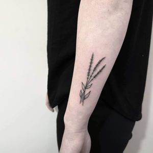 Minimalistic 🌿❤️More works on my instagram: @nikita.tattoo#tattooartist #tattooart #linework #lineworker #lineworktattoo #thinlinetattoo #fineline #dotwork #flowertattoo #minimalistictattoo #tattooideas #minimalism #minimalistic #floraltattoo #botanicaltattoo 
