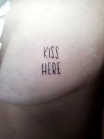 #sideboob #sodeboobtattoo #kisshere #smalltattoo #lettering #letteringtattoo 