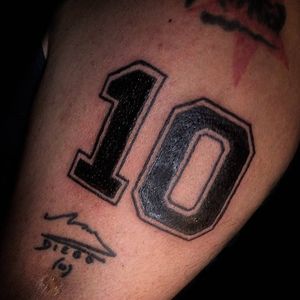 Diego Maradona's 1981 numbers. • • • • • • #traditionaltattoos #tatuajes #tatuajesargentinos #tattoo #D10S #Maradona #eldiegote #bocajuniors 
